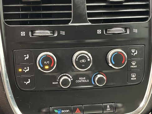 Used 2016 Dodge Grand Caravan SXT w/ UConnect Hands-Free Group FWD image 18