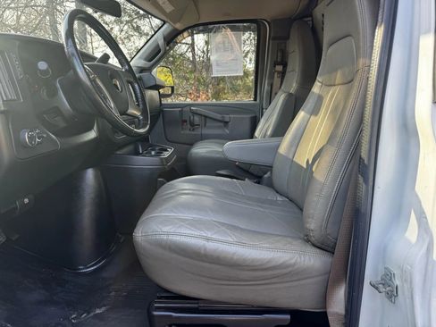 Used 2018 Chevrolet Express 2500 w/ Driver Convenience Package image 12