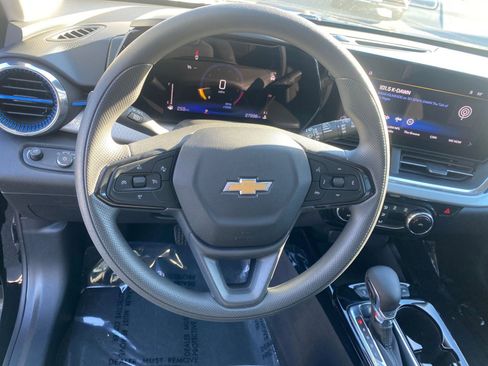 Used 2025 Chevrolet Trax LT image 28