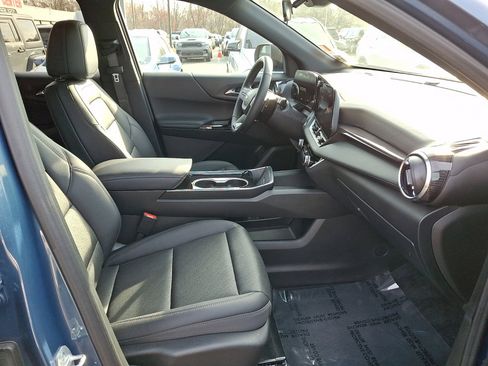 Used 2025 Chevrolet Equinox LT w/ Convenience Package II image 10