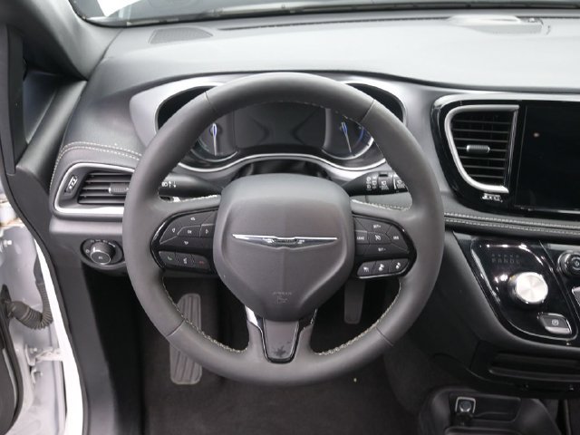 Used 2024 Chrysler Pacifica Limited FWD image 27
