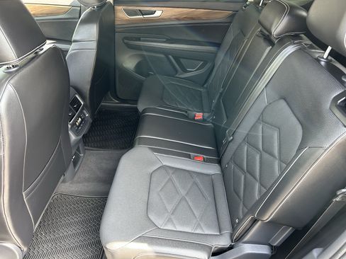 Used 2024 Volkswagen Atlas SE FWD image 16