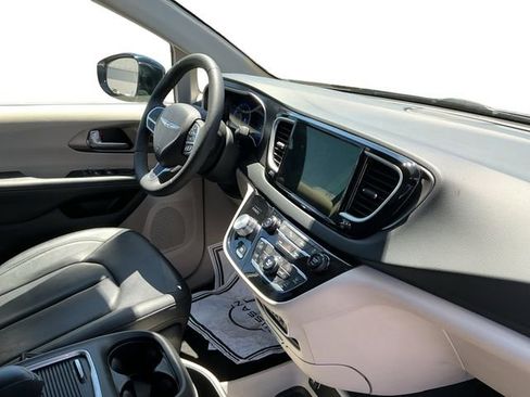 Used 2024 Chrysler Pacifica Touring-L FWD image 8