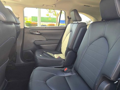 Used 2025 Toyota Highlander XLE FWD image 19