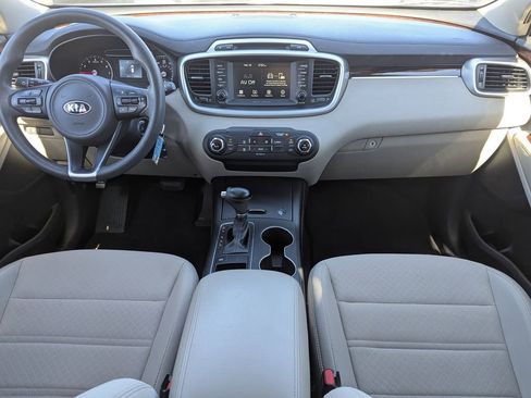 Used 2018 Kia Sorento LX image 11