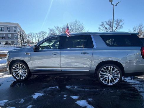 New 2025 GMC Yukon XL Denali w/ Sun & Power Step Package AWD/4WD image 4