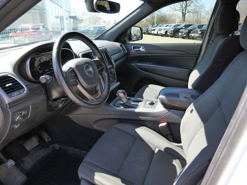 Used 2019 Jeep Grand Cherokee Laredo AWD/4WD image 29