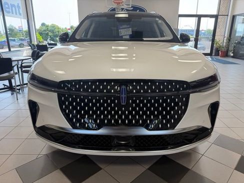 Used 2025 Lincoln Nautilus Reserve AWD/4WD image 4