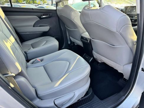 Used 2020 Toyota Highlander XLE AWD/4WD image 15