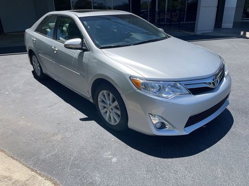 Used 2014 Toyota Camry XLE FWD image 2