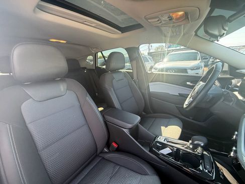 Used 2025 Chevrolet Trax LT w/ Sunroof Package image 24