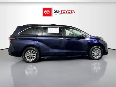 Used 2023 Toyota Sienna XLE image 2