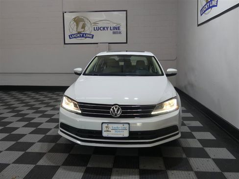Used 2017 Volkswagen Jetta SE FWD image 2
