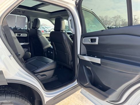 Certified 2022 Ford Explorer Limited w/ Equipment Group 301A image 18