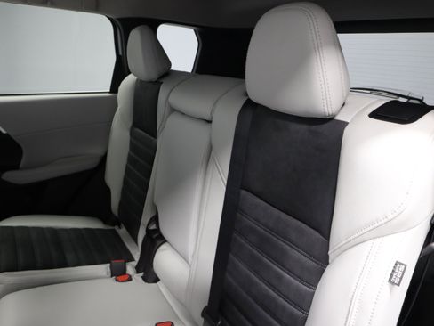 New 2026 Mitsubishi Outlander SE image 14