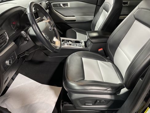 Used 2022 Ford Explorer XLT w/ Equipment Group 202A image 9