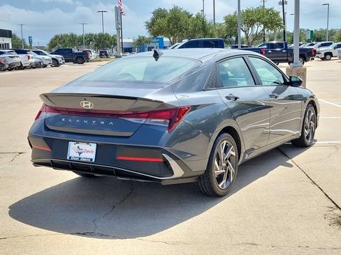 Used 2025 Hyundai Elantra Sport FWD image 3
