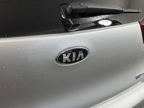 Used 2020 Kia Niro LXS image 17