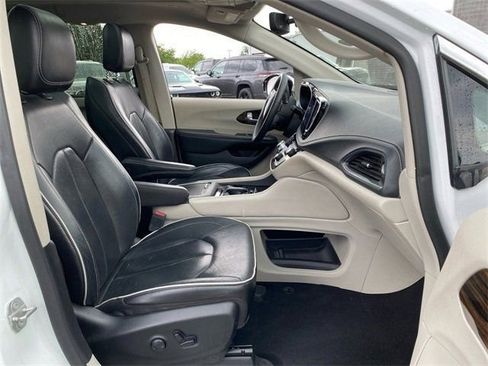 Used 2023 Chrysler Pacifica Limited image 21