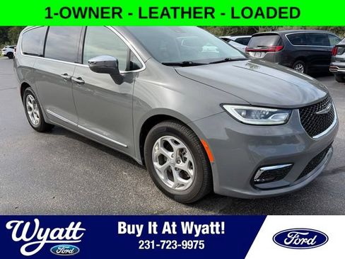 Used 2022 Chrysler Pacifica Limited FWD image 1