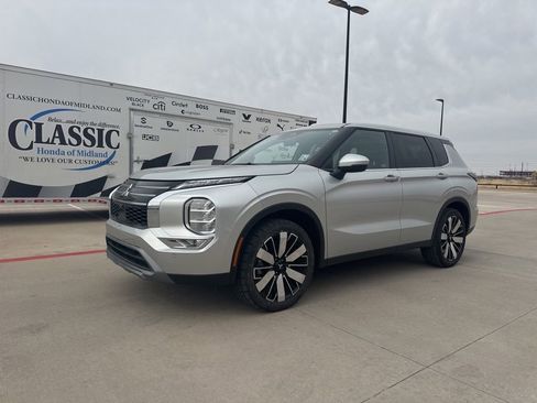 Used 2025 Mitsubishi Outlander SE image 1