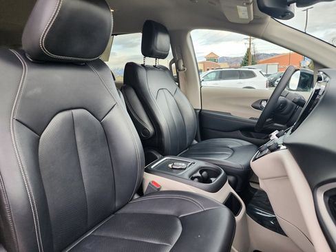 Used 2024 Chrysler Pacifica Touring-L image 21