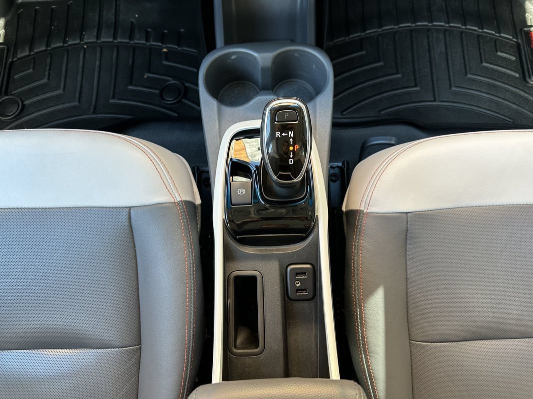 Used 2019 Chevrolet Bolt Premier w/ Infotainment Package FWD image 32