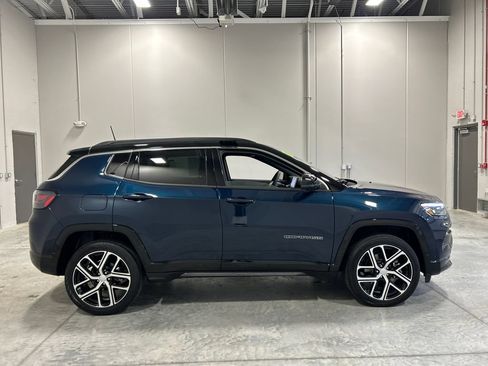 Used 2024 Jeep Compass Limited w/ Elite Group AWD/4WD image 5