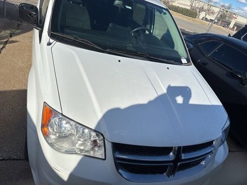 Used 2019 Dodge Grand Caravan SE image 2