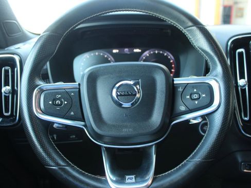 Used 2019 Volvo XC40 T5 R-Design image 18