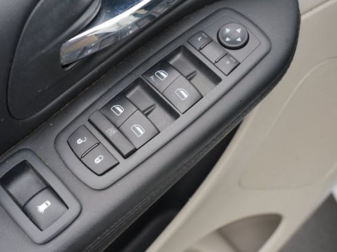 Used 2018 Dodge Grand Caravan SE w/ UConnect Hands-Free Group FWD image 16