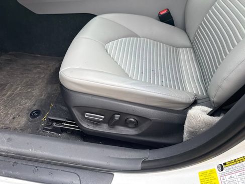 Used 2022 Toyota Camry SE FWD image 9