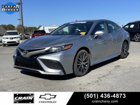 Used 2023 Toyota Camry SE image 3