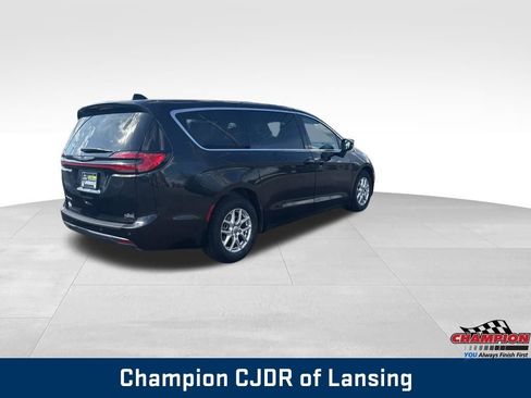 Used 2023 Chrysler Pacifica Touring-L FWD image 5