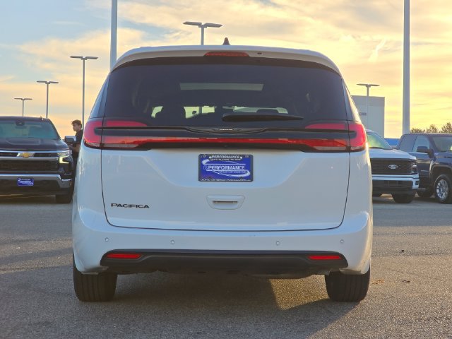 Certified 2025 Chrysler Pacifica Select w/ Fav Edition Package FWD image 25