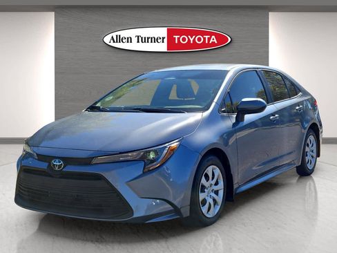 Used 2025 Toyota Corolla LE image 3