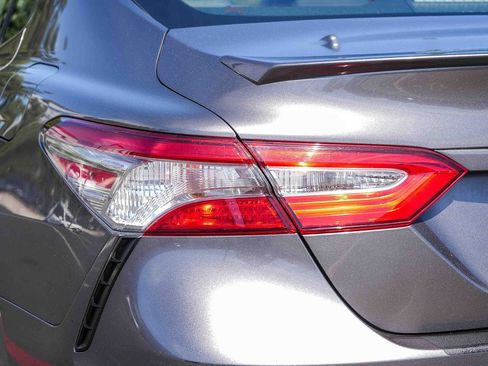 Used 2019 Toyota Camry SE FWD image 9