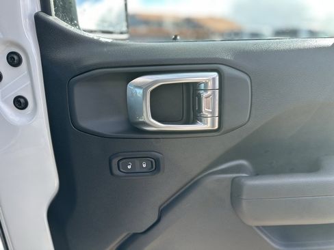 Used 2025 Jeep Gladiator Sport image 31