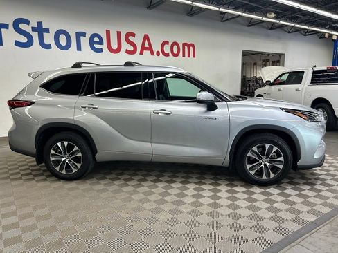Used 2021 Toyota Highlander XLE FWD image 12