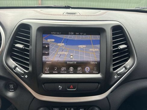 Used 2016 Jeep Cherokee Trailhawk w/ Comfort/Convenience Group AWD/4WD image 18
