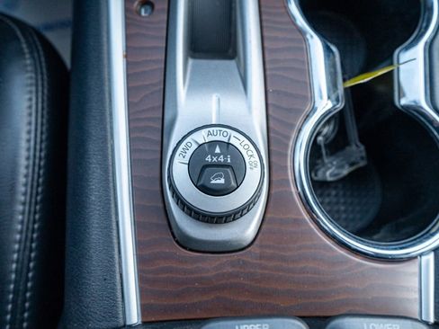 Used 2017 Nissan Pathfinder Platinum w/ Family Entertainment Package image 37