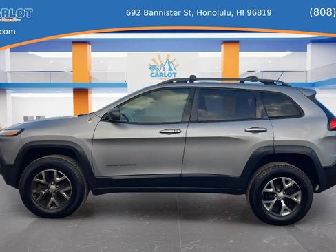 Used 2018 Jeep Cherokee Trailhawk AWD/4WD image 3