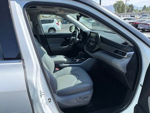 Used 2022 Toyota Highlander XLE AWD/4WD image 37
