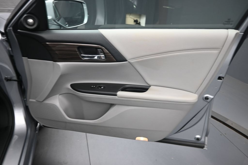 Used 2016 Honda Accord EX-L image 30