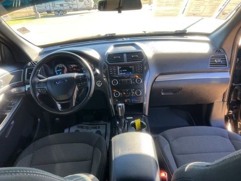 Used 2018 Ford Explorer XLT image 37