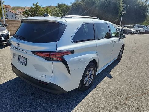 Used 2022 Toyota Sienna XLE FWD image 5