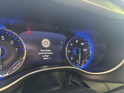 Used 2023 Chrysler Pacifica Touring-L image 11