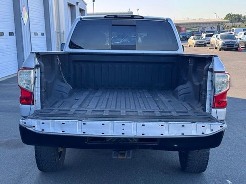 Used 2017 Nissan Titan S AWD/4WD image 18