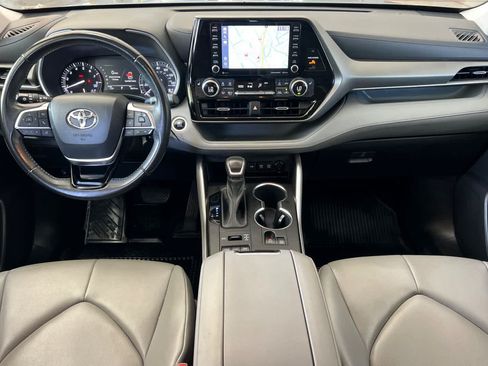 Used 2021 Toyota Highlander XLE AWD/4WD image 3