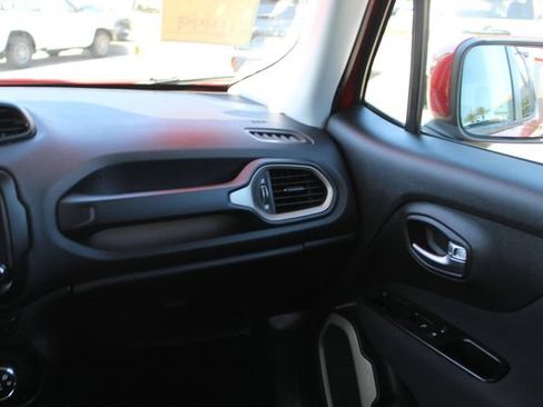 Used 2015 Jeep Renegade Latitude FWD image 41